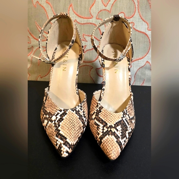 Snake print heels size 35 fits like 5.5 - Picture 2 of 5